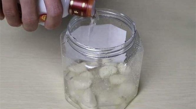 白酒泡大蒜的制作方法：最简单的白酒泡大蒜