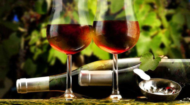 干红葡萄酒怎么喝？干红葡萄酒不应该搭配碳酸饮料或冰块