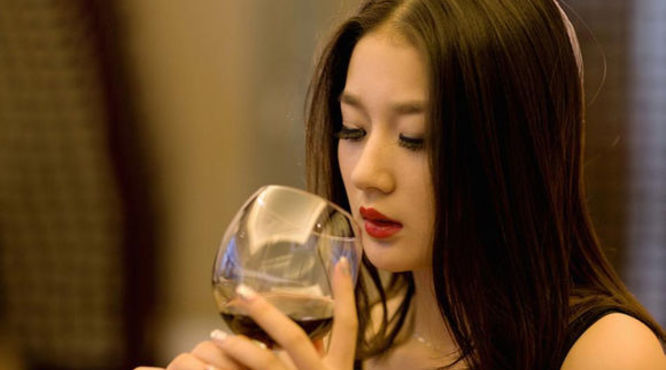 女性喝红酒有哪些好处？女性一次喝多少红酒比较合适？