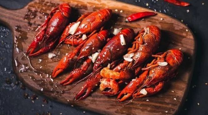 小龙虾搭配红酒的方法是什么？不同口味小龙虾的红酒搭配方法