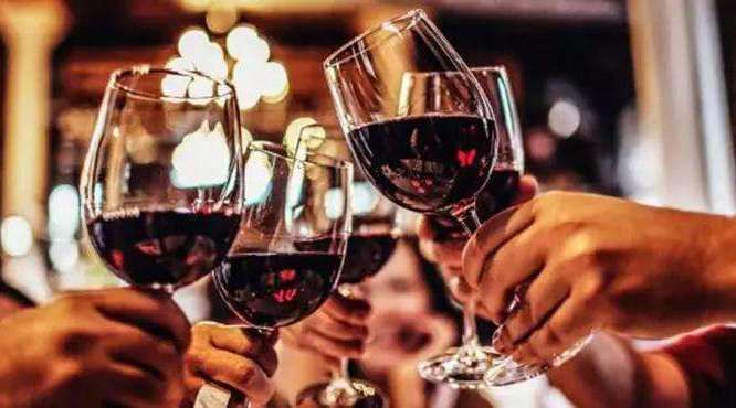 什么时间喝红酒最好？葡萄酒的健康饮用量是多少？