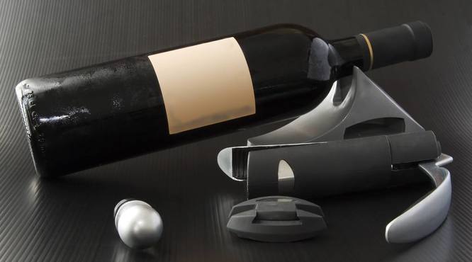 喝红酒需要哪些器具？红酒醒酒器和红酒杯有什么材质？