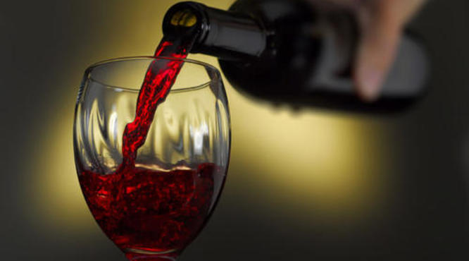 倒红酒的正确姿势，红酒什么时候续杯比较好？