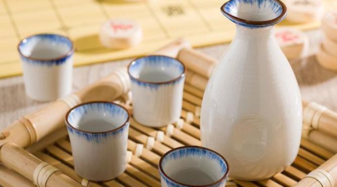 白酒为什么变绿色