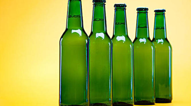 啤酒瓶为什么大多都是绿色的？绿色啤酒瓶成本更低。
