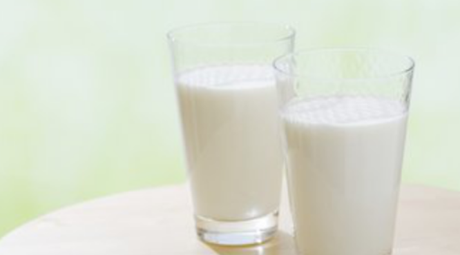喝酒前喝什么牛奶比较好？喝酒前喝牛奶还是酸奶比较好？