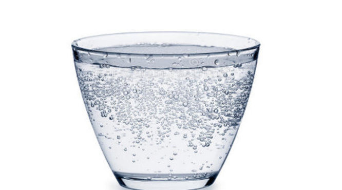 醉酒时喝什么水解酒？醉酒时喝天然碱性水可以解酒。