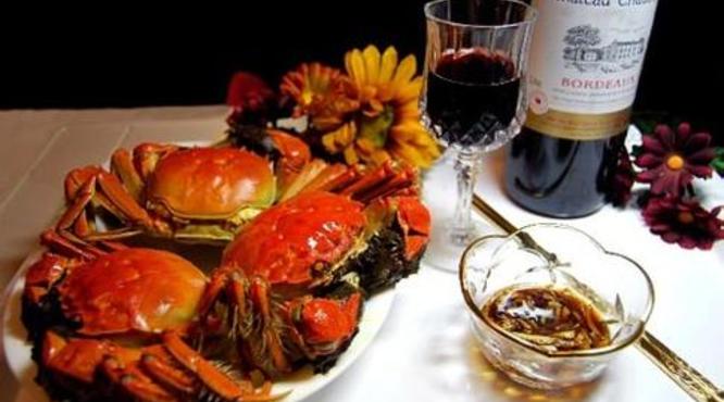 吃大闸蟹可以喝红酒吗？吃大闸蟹可以喝干白吗？