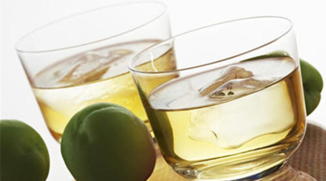 青梅酒用什么酒酿造的？青梅酒用清香型白酒酿造。