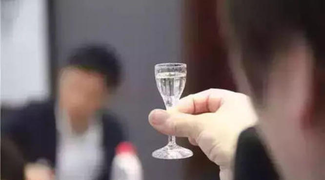 吃香菜可以喝白酒吗？吃香菜可以喝白酒。