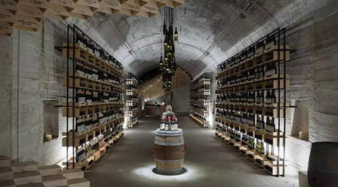 自酿葡萄酒能保存多久？自酿葡萄酒一般能保存一到三年。