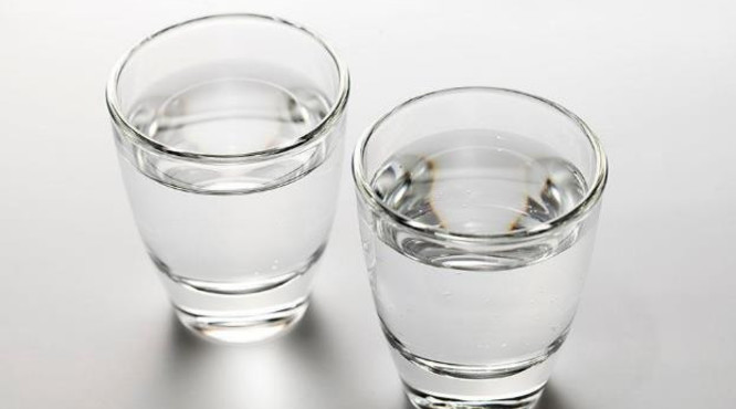 高度酒和低度酒哪个对身体好