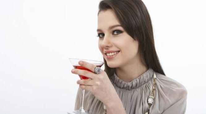 喝葡萄酒可以丰胸吗？女性喝葡萄酒不能丰胸。