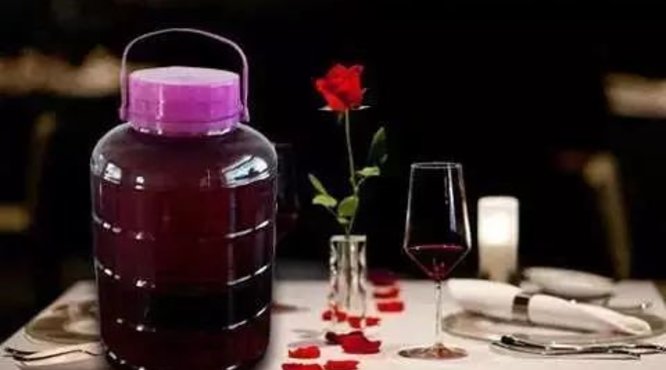 自酿葡萄酒可以用塑料瓶装吗？自酿葡萄酒用玻璃瓶装比较好。