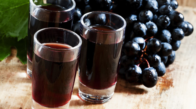 酿葡萄果酒的方法步骤：