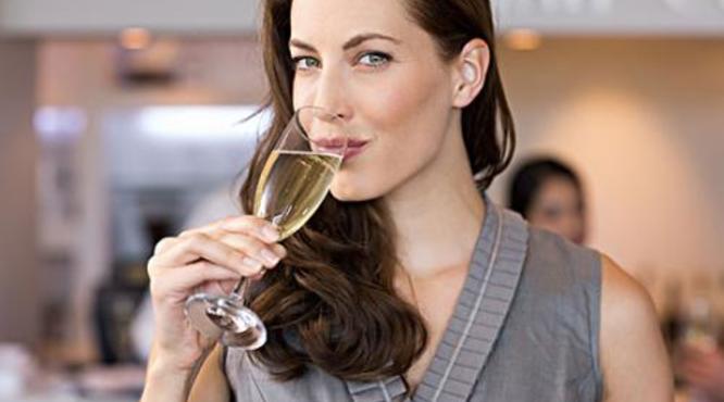 女士喝白葡萄酒的功效有哪些