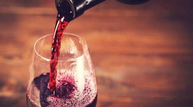 干红葡萄酒的干是什么意思？干红葡萄酒为什么不甜？