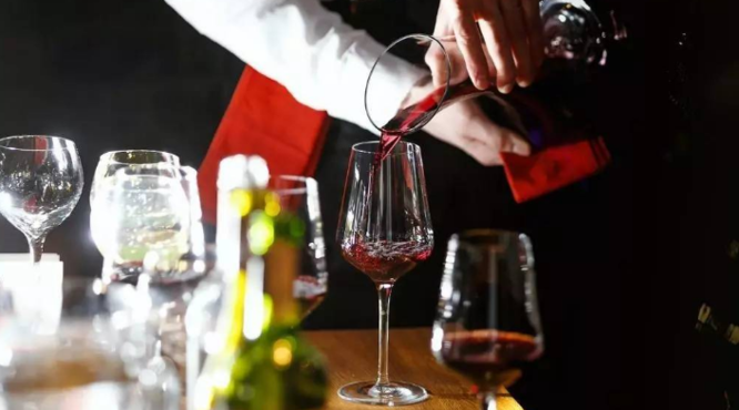 应该怎样鉴别进口葡萄酒的真伪？
