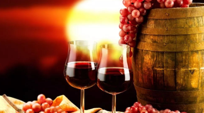 喝红葡萄酒有什么作用，过量饮用酒危害