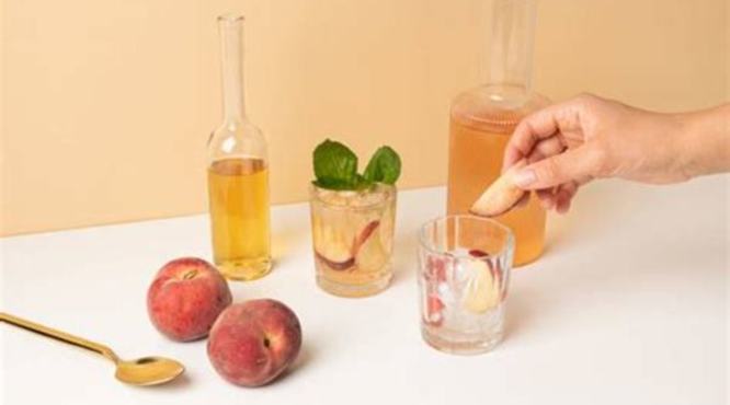 夏日甜品红酒烩水蜜桃,红酒泡桃子有什么作用与功效