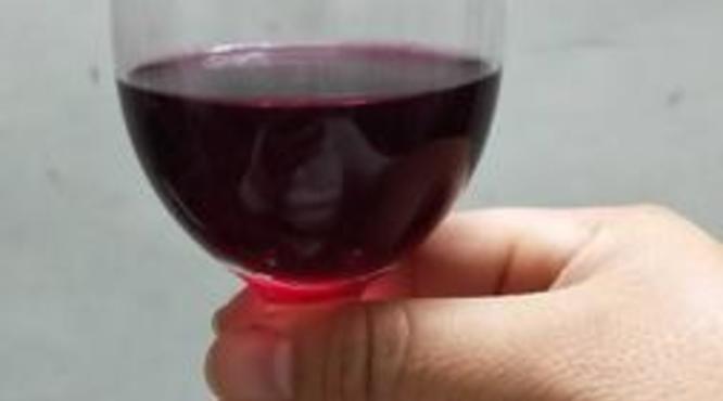 自己酿的葡萄酒酸能喝吗(自己酿的葡萄酒酸了还能喝吗?)