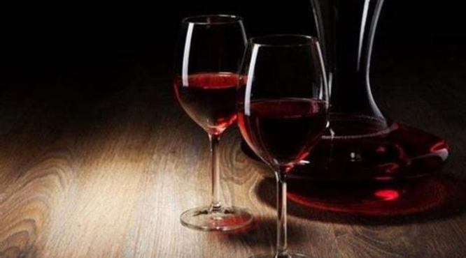 自做的葡萄酒能放多久,家里存放着的葡萄酒