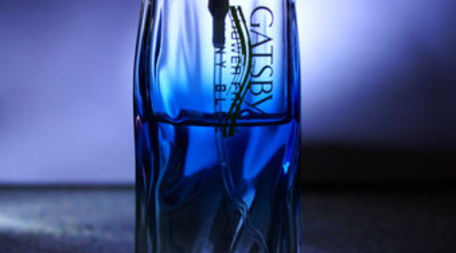 蓝色的洋酒小瓶(蓝色瓶装的洋酒)